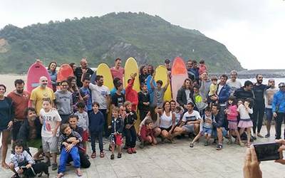 Gizarte Ongizateko buruak eskerrak eman dizkie Orioko Surf taldeari eta Berdin-Berdinak elkarteari