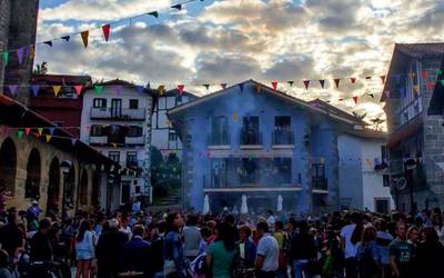 Aiako festetan antolaketa lanak egiteko boluntarioak behar dituzte
