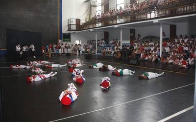 Tantirumairu dantza taldearen saioa San Fermin bezperan