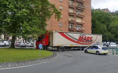 Kamioi bat auto ilarak sortzen ari da Muxibarreko biribilgunean