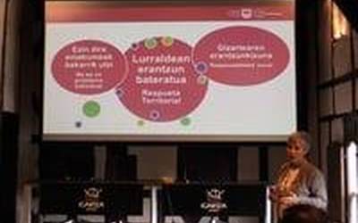 Foru Aldundiak Denok Zu sentsibilitate kanpaina aurkeztu du Beasainen.
