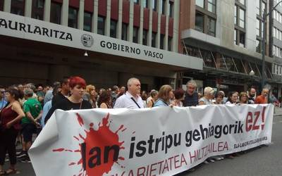 Aurreko astean hiru langile lan-istripuz hil zirela salatu dute hainbat sindikatuk Bilbon