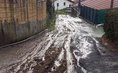 San Justo zelaian errepidea konpontzeko eskaria babesteko sinadura bilketari ekin diote auzotarrek