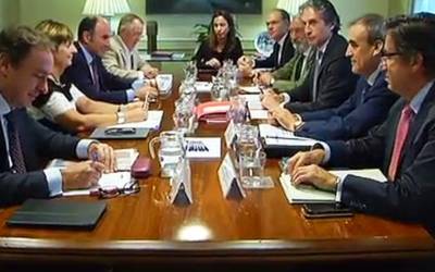 Bi aukera mahai gainean AHTrako: Euskal Yrekin lotura Ezkiotik edo Gasteiztik