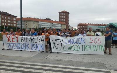 Xeyko langileak Lakua aurrean kontzentratu dira