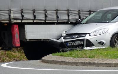 Istripua Eroski aurreko biribilgunean, auto eta kamioi baten artean
