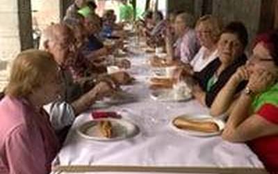 Alegiako jubilatuak hamaiketakoa egiteko elkartu  dira herriko jaietan