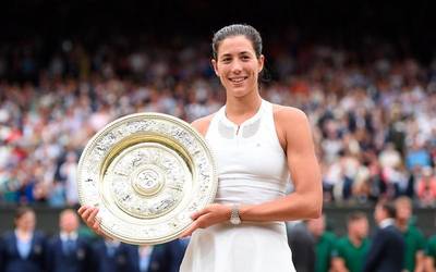 Garbiñe Muguruza Wimbledoneko txapeldun Venus Williamsi irabazi ondoren