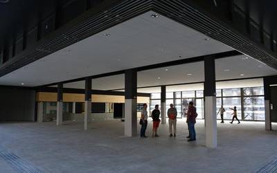 Astelehenean zabalduko dute Azoka Plaza berritua, behin-behinean