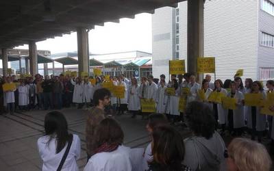 LABek begi onez ikusi du doktore berriak kontratatzeko EHUk egin duen deialdia