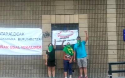 Via Campesinari ongietorria egiteko ekintza egin dute Osasun Publikoaren egoitzan, Urduñako udal-jantokia aldarrikatuaz