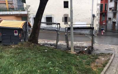 Hiru edukiontzi erre dituzte bart