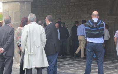 Hainbat alderdietako kideak egon dira Santiago Abascal Escuzaren hiletan