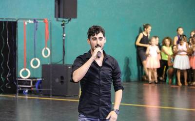 Born to Dance dantza eskolako ikasleen areto dantza ikuskizuna, iruditan
