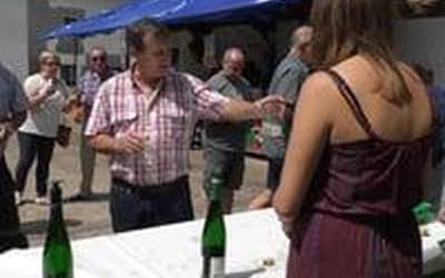 Txakolin dastaketaz gozatu zuten Altzoko jaietan