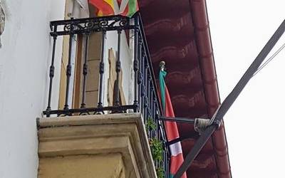 Udaletxeko banderak lekuz aldatu dituzte