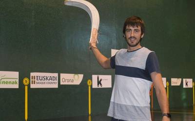 «Aurten gustora geratzeko, txapela etxera!»