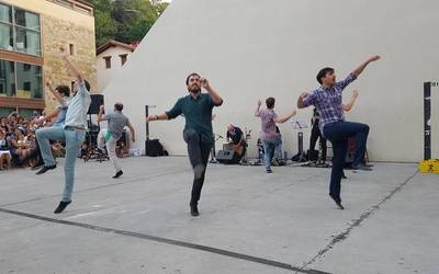 [BIDEOA] Euskal dantzak, parranda eta Raphael