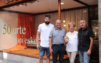 50 urte bete ditu Ederti dekorazio dendak