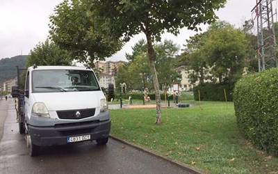 Dikeko parkean komun publikoa jartzeko lanak hasi dira