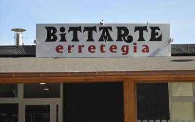 Zerbitzari bat behar dute Bittarte jatetxean