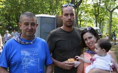 Eguraldia lagun, San Rokeko zelaietara mugitu dira Amurrioko Jaiak