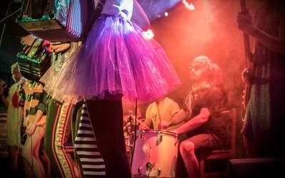 Hilean Bariku Bat musika taldeak girotu ditu Ibarrako Jaiak