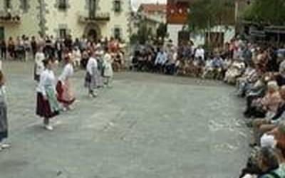 Euskal dantzaz disfrutatu zuten Adunan