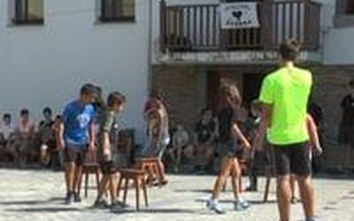 Umeentzako jolasetaz disfrutatu dute Baliarraingo gazteek