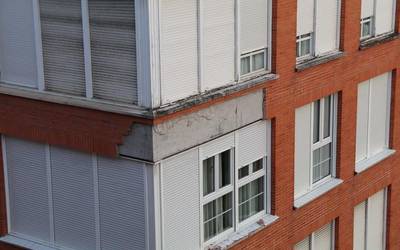 Bosgarren pisuko ertz batetik fatxada zatia jausi zen atzo, Alluitzen