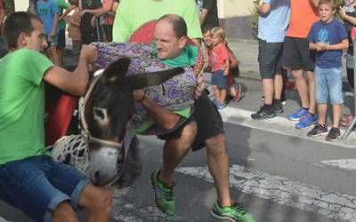 Auzotarrek arre! eta astoak so! Portun