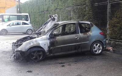 Auto batek su hartu du BI-623 errepidean, Izurtzatik Durangora bidean
