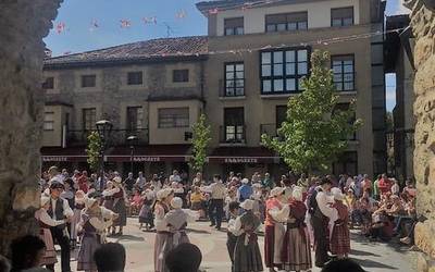 Festa gosea eta gogoa asetu dituzte eguzkiak, marmitakoak eta garrafak