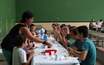 Mahaiaren bueltan batu dira osintxuarrak