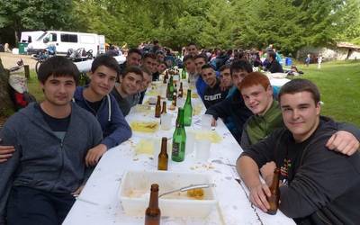 Giro ederrean batu dira antzuolarrak Trekutz Eguna ospatzeko