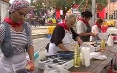 Patata tortila ederrak egin dituzte Izaskungo auzotarrek