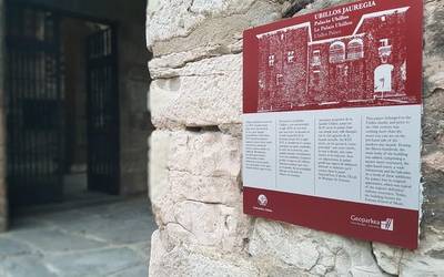 Informazio kartelak jarri dituzte herriko zenbait eraikin esanguratsuetan