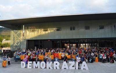 Kataluniako erreferendumari babesa erakutsi diote Azpeitiko GEDk eta berrehundik gora herritarrek