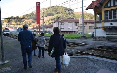 300.000 sinadura bildu ditu Aretako tren geltokian iaz hildako neskaren familiak