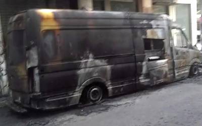 SOS Errefuxiatuaken furgoneta erre dute