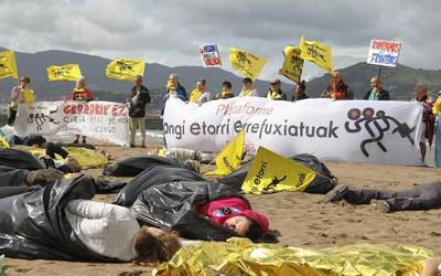 [Argazki-galeria] Iaz Mediterraneo itsasoan 5.000 errefuxiatu hil zirela salatu dute Ereaga hondartzan