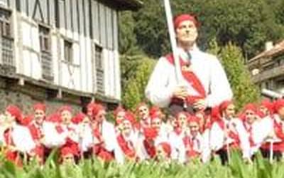 Zaparradatik eguzkira Igartzako Dantzarietan