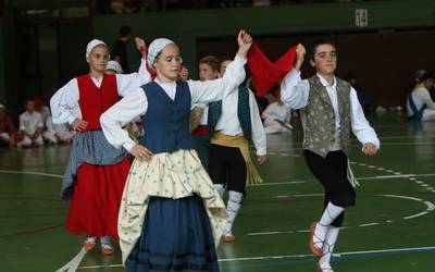 Hendaia eta Iruñako dantza taldeak gonbidatu dituzte domekako Haurren Egunera
