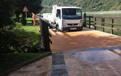 Muntoko pasealekuko zurezko zubia hondatu egin da berriz