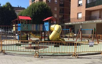Traña-Matienako Pino plazako jolas parkea "arriskutsu" dagoela kritikatu du EH Bilduk