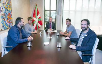 Lehendakaria Oñatiko Kilometroak jaiaren arduradunekin elkartu da