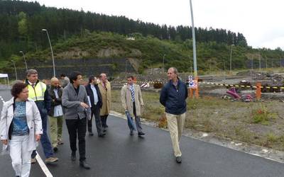 Bi eraikin berri egiteko lanak martxan Larramendin