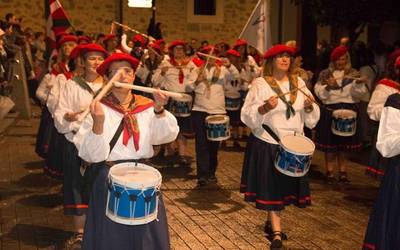Danbor hotsek koloreztatu dituzte Bergarako kaleak