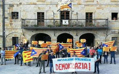 Antzuolan elkarretaratzea egin dute Kataluniari babesa adierazteko