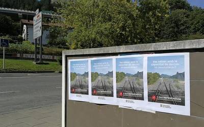 Generalitateko kartelak Antzuolan agertu dira